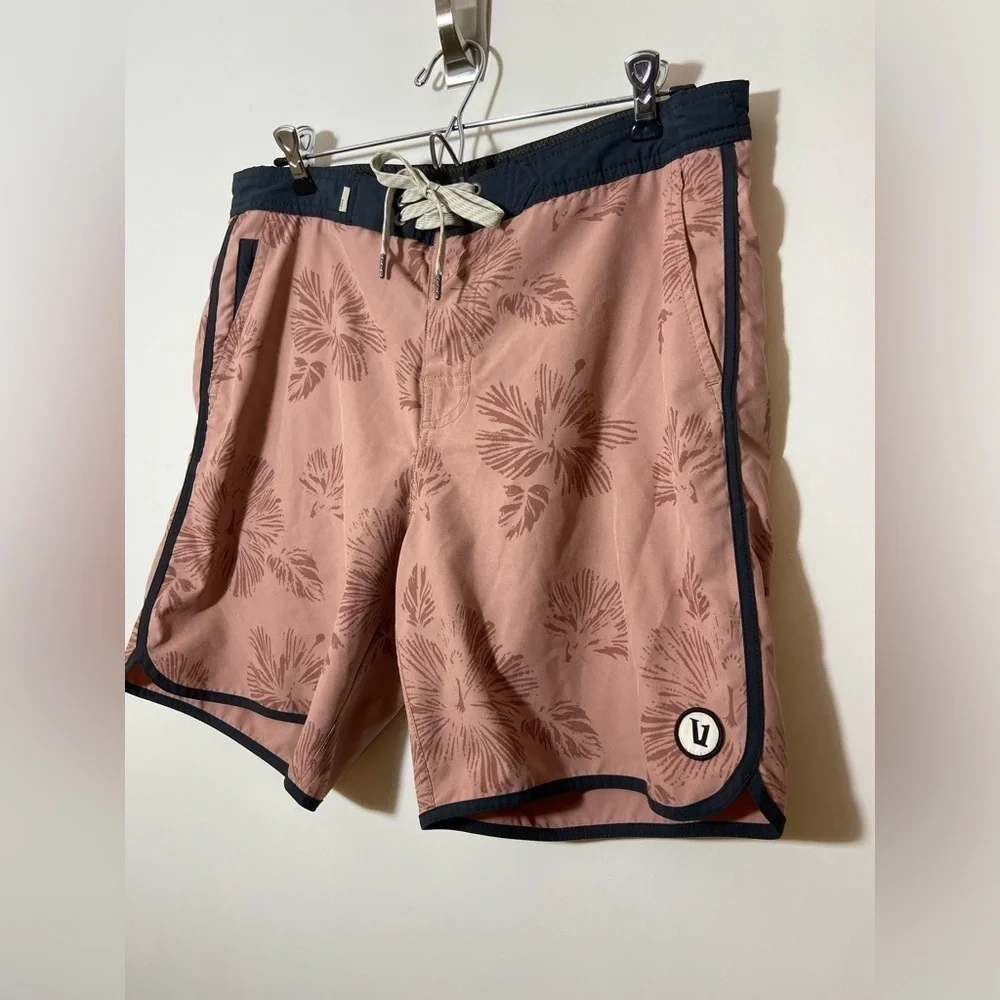 Vuori Cruise Board Shorts Mens Size 30 Pink Kona Floral Swim Trunks